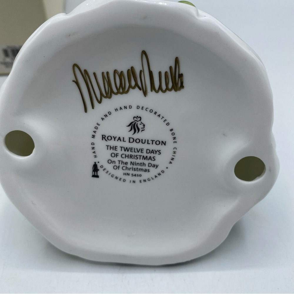 Royal Doulton Signed The Twelve Days Of Christmas Figurine ON THE 9th DAY Englan - Picture 4 of 7